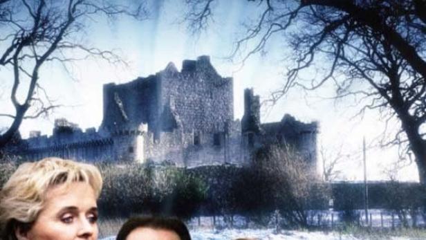 Das Filmplakat zu Rosamunde Pilchers „Wintersonnenwende“ zeigt die Hauptdarsteller vor einem Schloss im Winter.