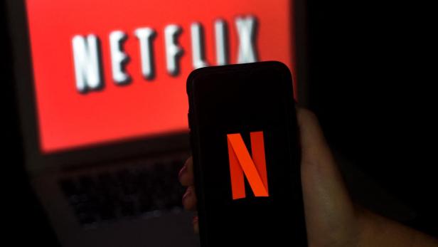Netflix Startbildschirm auf Fernseher und Smartphone.