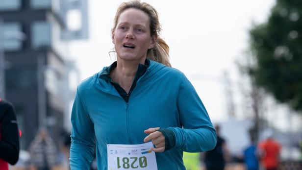 Anna Schudt läuft bei einem Marathon mit der Startnummer 1820.