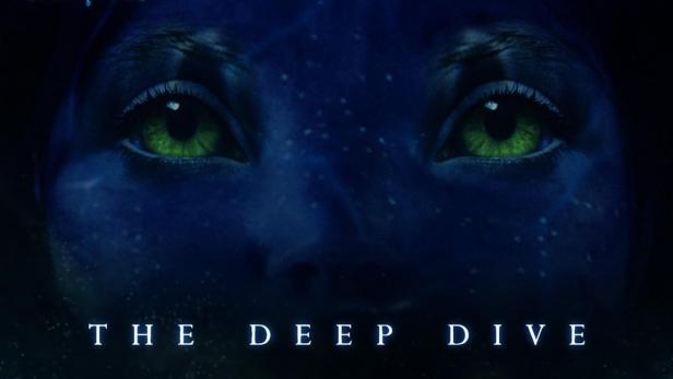Das Poster für „Avatar: The Deep Dive“ zeigt das Gesicht eines Na'vi unter Wasser.