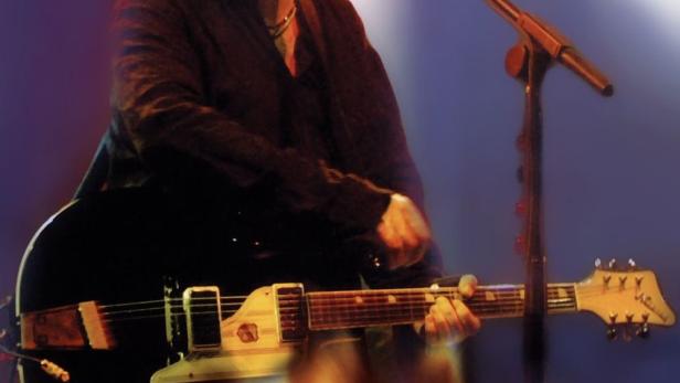 Robert Smith von The Cure spielt Gitarre und singt live in Berlin.