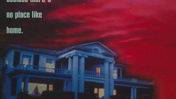 Das Filmplakat für „Murder In Law“ zeigt ein Herrenhaus unter einem roten Himmel und Augen im Himmel.