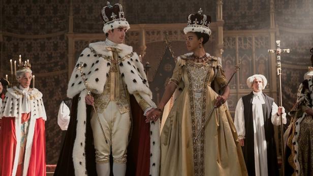 India Amarteifio als junge Königin Charlotte und Corey Mylchreest als junger König George in "Queen Charlotte"