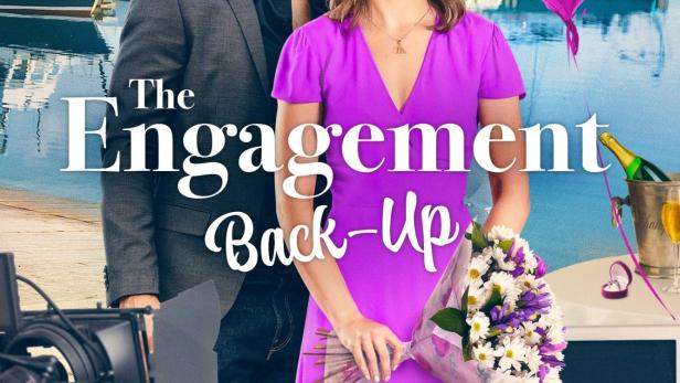Elise Gatien und Preston Vanderslice auf dem Filmplakat für „The Engagement Back-Up“ vor einer Küstenkulisse.