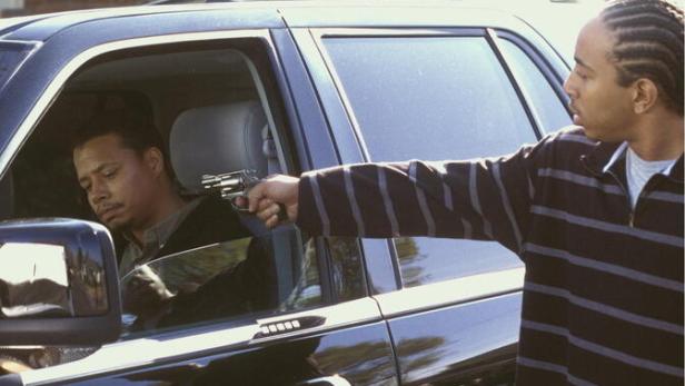 Ludacris bedroht Terrence Howard in einer Szene aus „L.A. Crash“ mit einer Waffe.