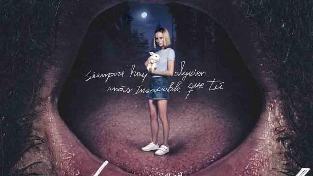 Das Filmplakat zu „La Desconocida“ zeigt eine junge Frau mit einem Kaninchen im Rachen eines Mannes.