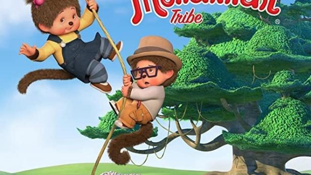 Drei Monchhichi-Figuren klettern an einem Seil vor einer grünen Landschaft.