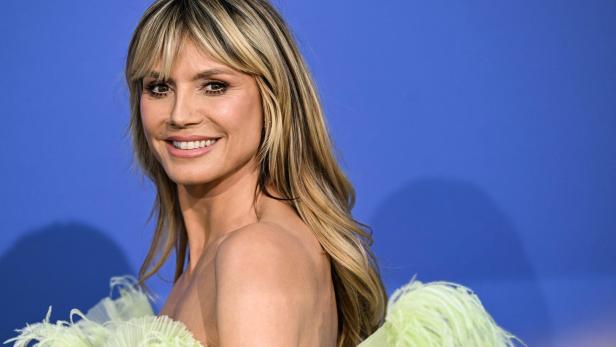 Heidi Klum vor einer blauen Wand