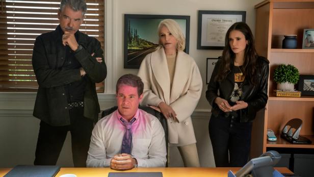 Pierce Brosnan als Billy, Adam DeVine als Owen, Ellen Barkin als Lilly, Nina Dobrev als Parker in "The Out-Laws"