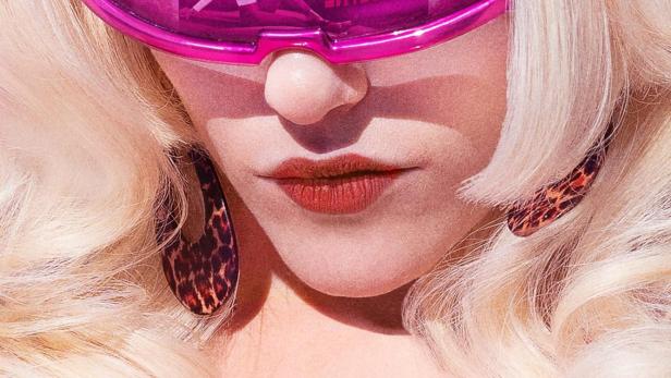 Detailaufnahme des Gesichts von Angelyne mit pinkfarbener futuristischer Brille.