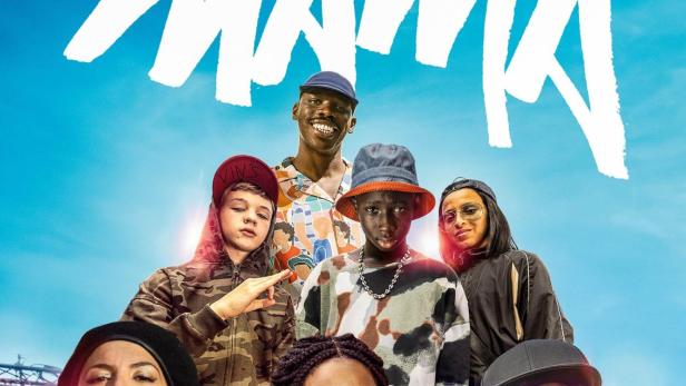 Das Filmplakat zu „Yo Mama“ zeigt eine Gruppe von Comedians vor blauem Himmel.