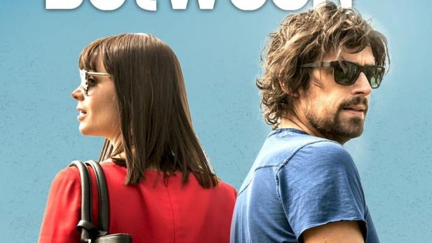 Das Filmplakat für „The Space Between“ zeigt eine Frau und einen Mann, die voneinander wegblicken.