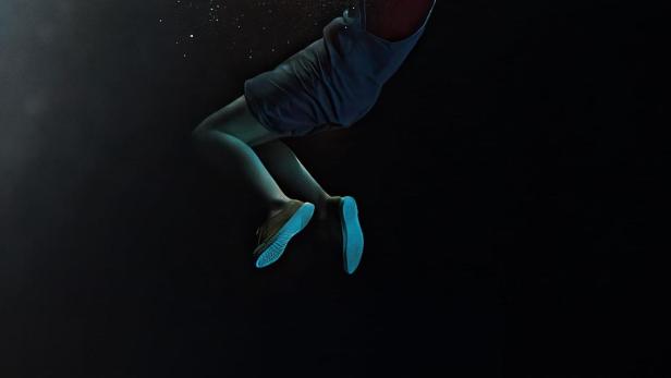 Eine Frau treibt unter Wasser; Filmposter für „A House in Jerusalem“.