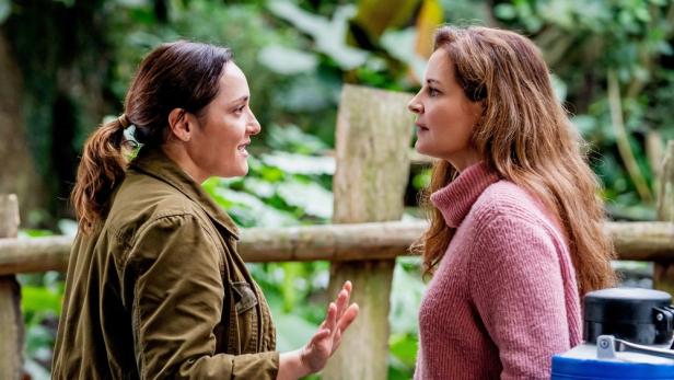 Zwei Frauen stehen sich gegenüber und unterhalten sich.