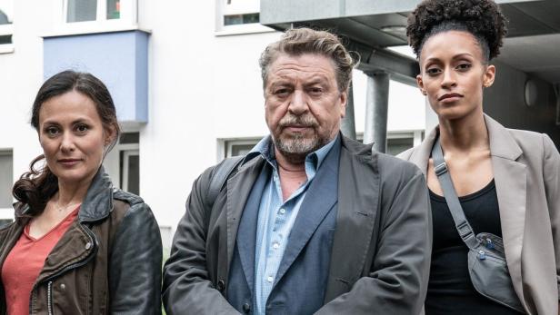 Die Schauspieler Natalia Wörner, Armin Rohde und Nazmiye Oral stehen vor einem Gebäude für die „Nachtschicht“-Reihe.