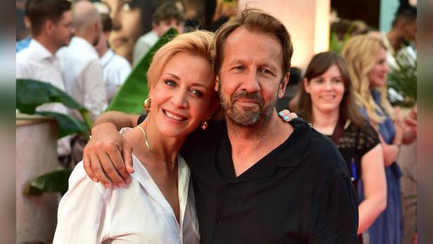 Annika Ernst und ein Mann posieren auf einer Veranstaltung für die Kamera.