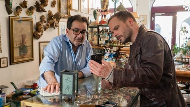 „Ein Fall für zwei: Tod eines Piloten“: Leo (Wanja Mues, r.) interessiert sich für Schmuggelware aus China.