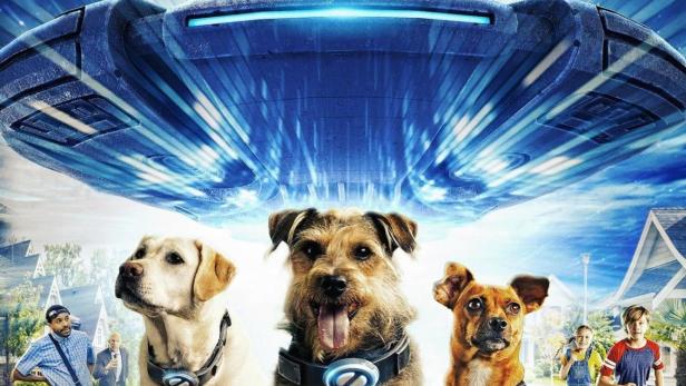 Das Filmplakat für „Space Pups“ zeigt drei Hunde mit Halsbändern unter einem Raumschiff und kleinen Aliens.