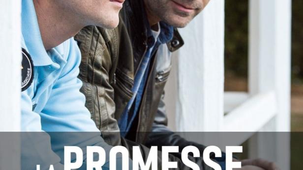 Zwei Männer lehnen an einer Veranda im Film „La promesse de l'eau“.