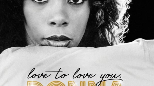 Schwarzweiß-Porträt von Donna Summer mit dem Schriftzug „Love to Love You Donna Summer“.