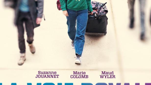 Das Filmplakat für „La Voie Royale“ zeigt Marie Colomb mit Gepäck vor einer Menschenmenge.