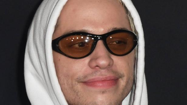 Pete Davidson mit Kapuzenpullover und futuristischer Sonnenbrille.