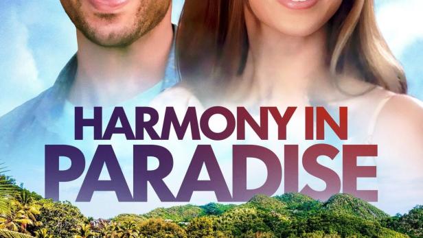 Ein Mann und eine Frau lächeln vor einer tropischen Insellandschaft für den Film „Harmony in Paradise“.
