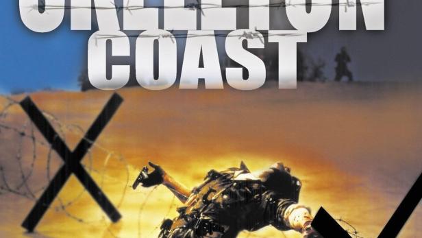 Das Filmplakat für „Skeleton Coast“ zeigt einen gefallenen Soldaten in einer Wüstenlandschaft.
