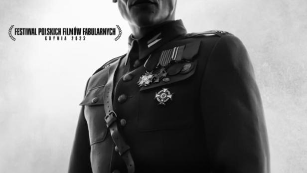Das Filmplakat für „Raport Pileckiego“ zeigt einen Mann in Militäruniform.