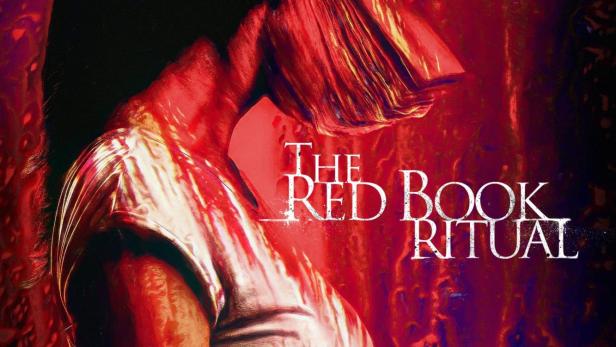 Das Filmplakat für „The Red Book Ritual“ zeigt eine Frau in rotem Licht.