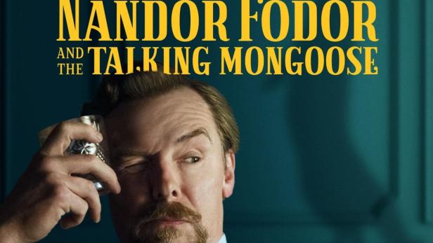 Das Filmplakat für „Nandor Fodor and the Talking Mongoose“ mit Simon Pegg, der ein Glas hält.