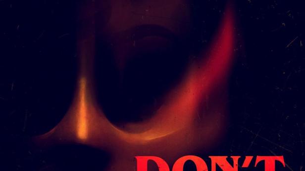 Das rote, verzerrte Gesicht einer unheimlichen Gestalt mit dem Schriftzug „Don't Look Away“.