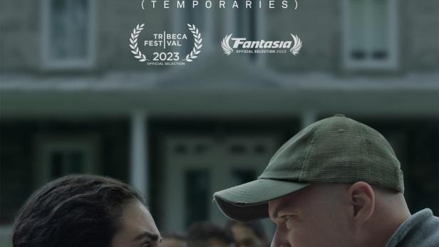 Das Filmplakat für „Richelieu“ zeigt zwei Personen, die sich konfrontativ gegenüberstehen.