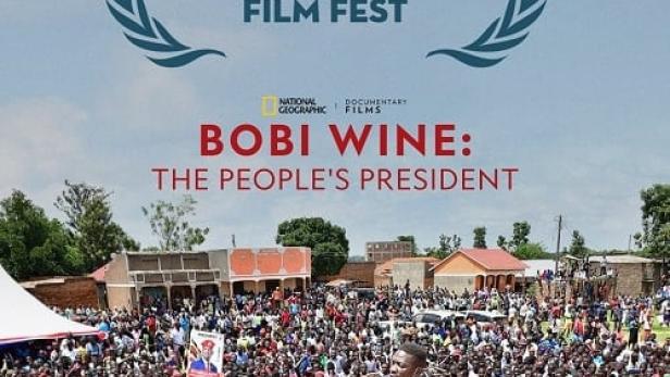 Das Filmplakat für „Bobi Wine: The People's President“ zeigt Bobi Wine vor einer Menschenmenge.