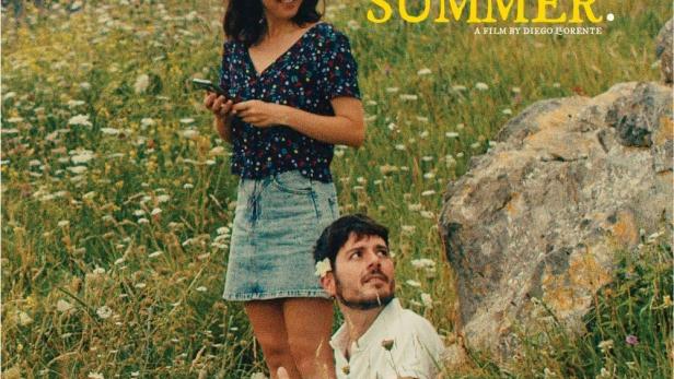Das Filmplakat für „Notes on a Summer“ zeigt zwei junge Menschen in einer sommerlichen Landschaft.