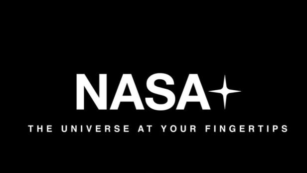 Das NASA+-Logo mit dem Slogan „The Universe at Your Fingertips“ auf schwarzem Hintergrund.