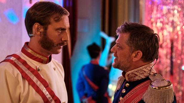 Zwei Männer in historischen Kostümen stehen sich gegenüber, möglicherweise am Set von „Blind ermittelt – Nackte Kaiserin“.
