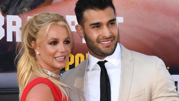 Britney Spears und Sam Asghari posieren auf dem roten Teppich.