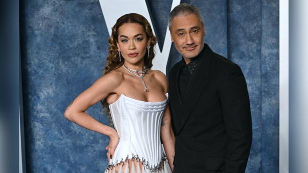 Rita Ora und Taika Waititi posieren zusammen auf einem Foto.