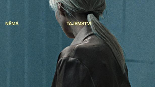 Das Filmplakat für „Němá tajemství“ zeigt eine Frau mit blondem Haar von hinten.