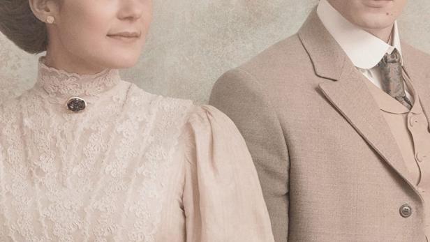 Das Filmplakat für „Ida regénye“ zeigt Mentes Júlia Virginia und Rohonyi Barnabás in historischer Kleidung.