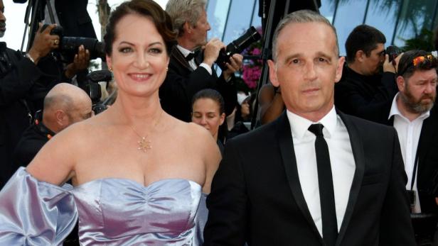 Natalie Wörner und Heiko Maas posieren auf einem roten Teppich.