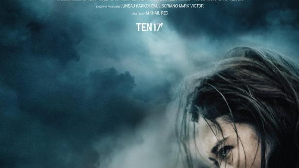 Das Filmplakat für „Arisaka“ zeigt eine Frau mit einem Gewehr im Anschlag.