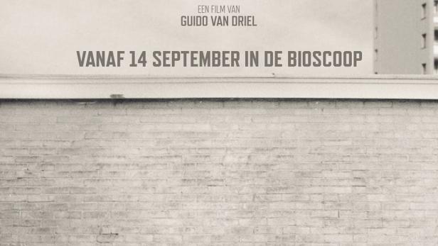 Das Filmplakat für „Toen we van de Duitsers verloren“ zeigt zwei Kinder vor einer Backsteinmauer.