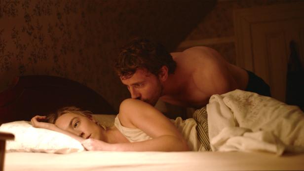 Paul Mescal und Saoirse Ronan in &quot;Foe&quot;.