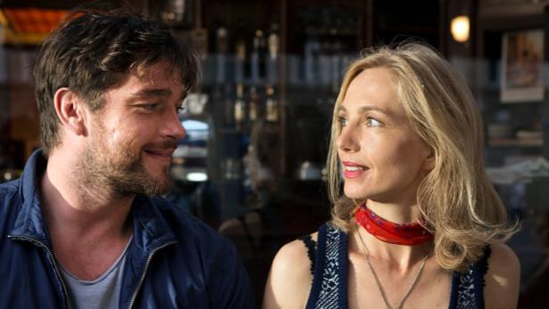 Ein Mann und eine Frau schauen sich in einem Café an.