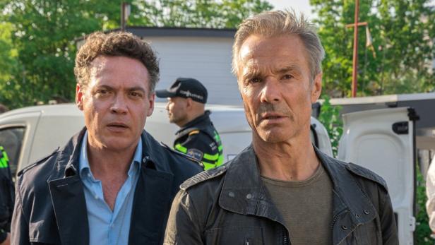 Zwei Schauspieler am Set des „Amsterdam-Krimi: Mädchen ohne Namen“.