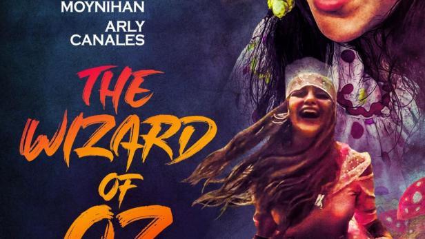 Das Filmplakat für „The Wizard of Oz“ zeigt fantasievoll kostümierte Darsteller vor einem dunklen Hintergrund.