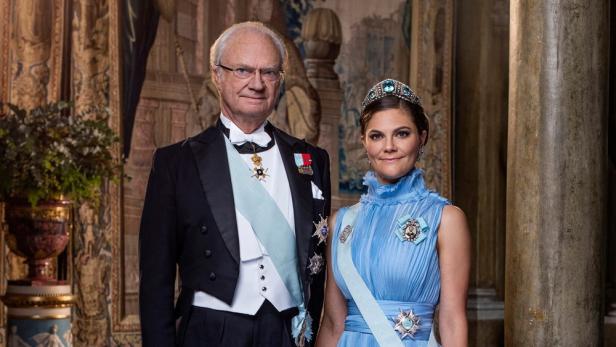 König Carl XVI. Gustaf von Schweden und Kronprinzessin Victoria posieren für ein Foto.