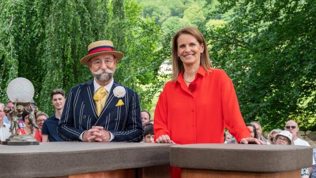 Horst Lichter und eine Expertin präsentieren eine Antiquität bei „Bares für Rares“.